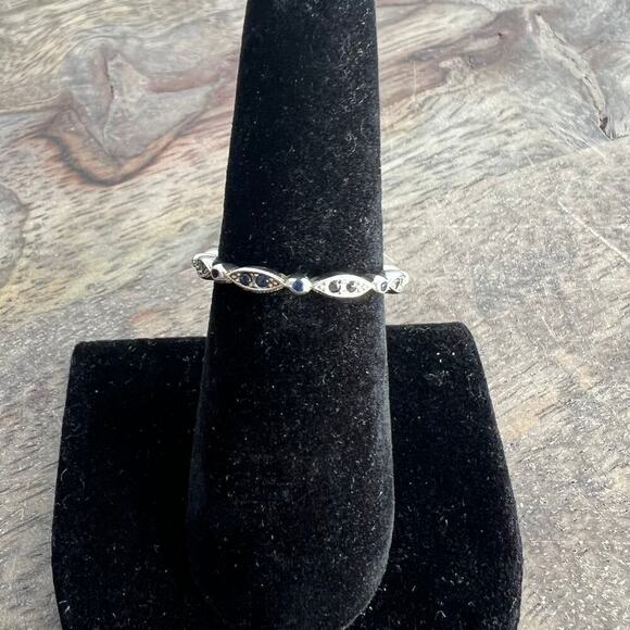 Sterling Silver 925 Sapphire? Royal Blue Scalloped Stackable Ring Band - size 8 - Picture 1 of 9